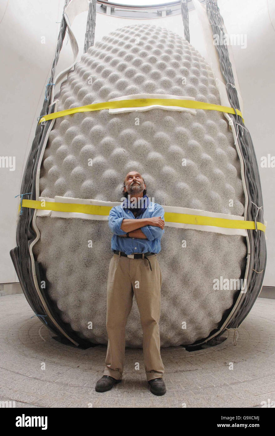 Der Künstler Peter Randall-Page steht vor dem schwersten 'Seed' der Welt, nachdem er beim Eden Project in Cornwall in Position gebracht wurde. Stockfoto