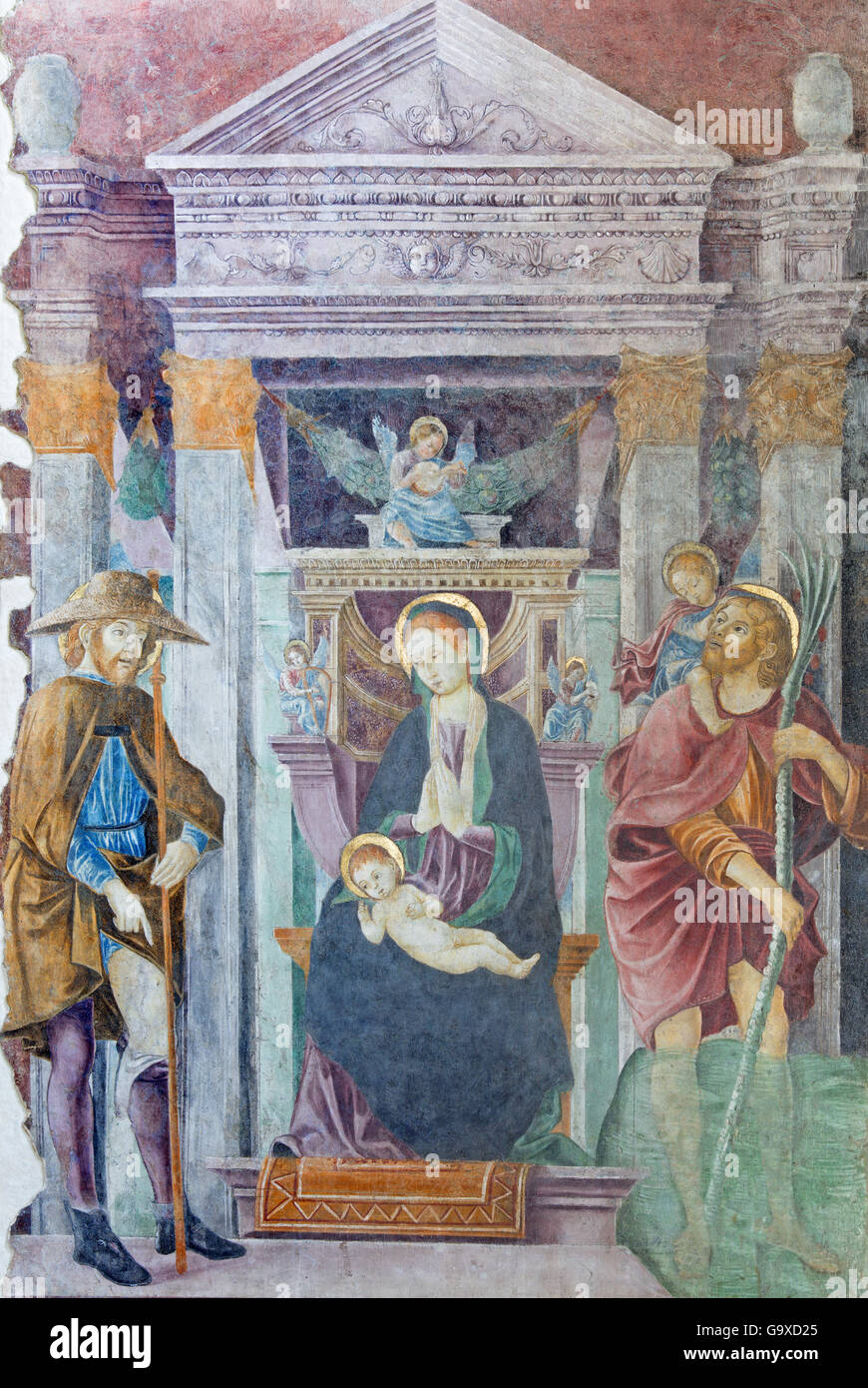 BRESCIA, Italien, 2016: Fresko der Madonna mit den Heiligen Christophorus und St. Rochus in der Kirche Chiesa del Santissimo Corpo di Cristo Stockfoto