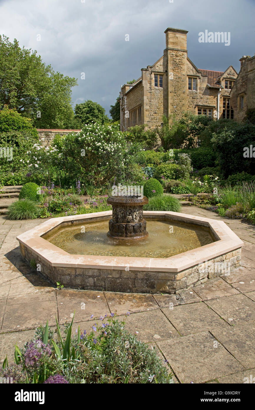 Brunnen und Haus Kiffsgate Court Gardens Mickleton Cotswolds UK Stockfoto
