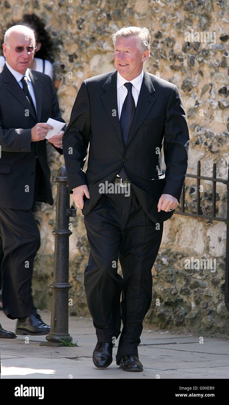 Sir Alex Ferguson kommt zur Beerdigung von Alan Ball in der Winchester Cathedral an. Stockfoto