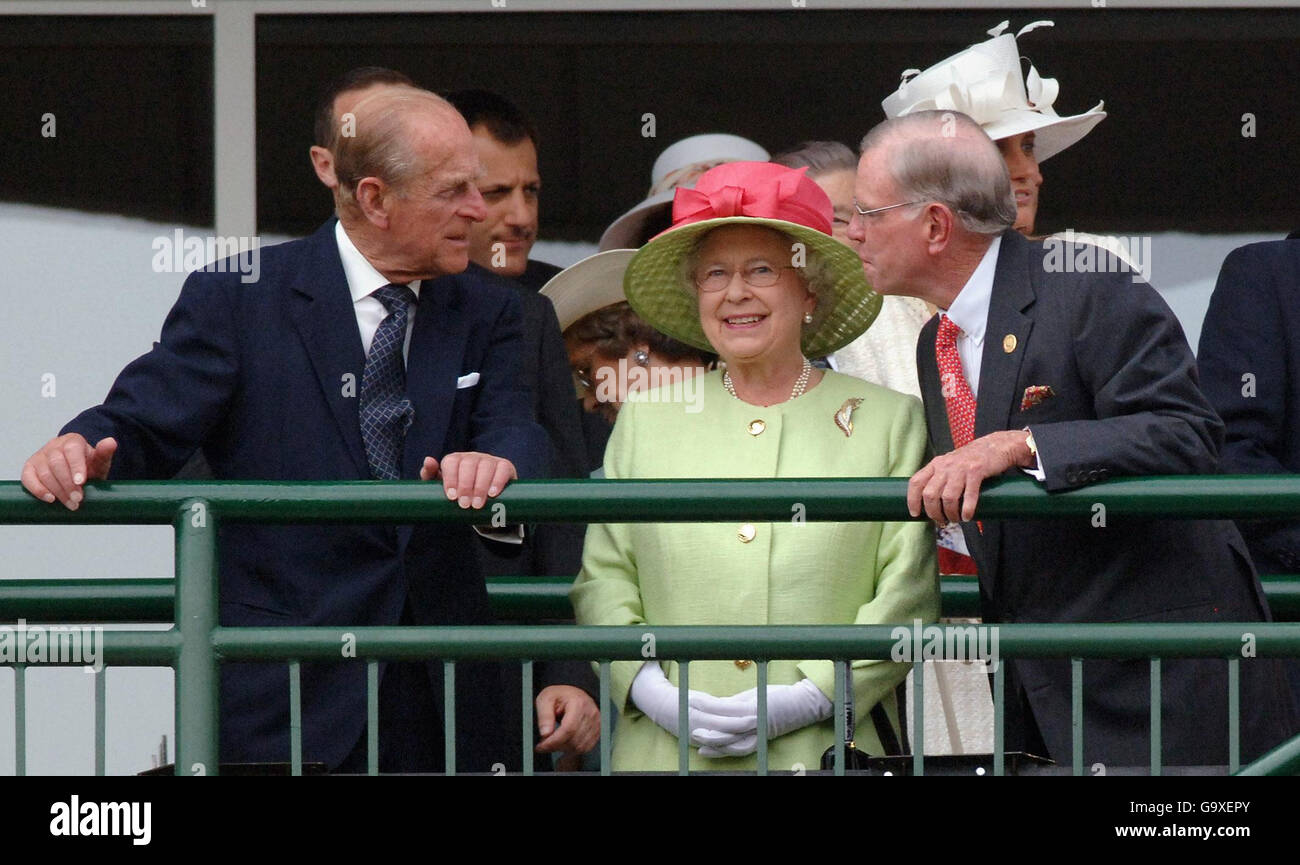 Die britische Königin Elizabeth II., Prinz Philip, der Herzog von Edinburgh (links) und William Farish, ehemaliger amerikanischer Botschafter in Großbritannien (rechts), beim Treffen des Kentucky Derby in Churchill Downs, Louisville, Kentucky, USA, während des dritten Tages des Staatsbesuchs der Königin in Amerika. Stockfoto