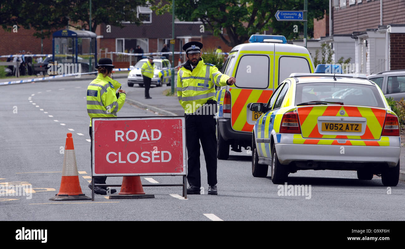 Gemeindeunterstützungsoffiziere versiegeln den Stand an einer Polizeiabsperrung auf der New Park Road in der Gegend von Castlefields in Shrewsbury. Stockfoto