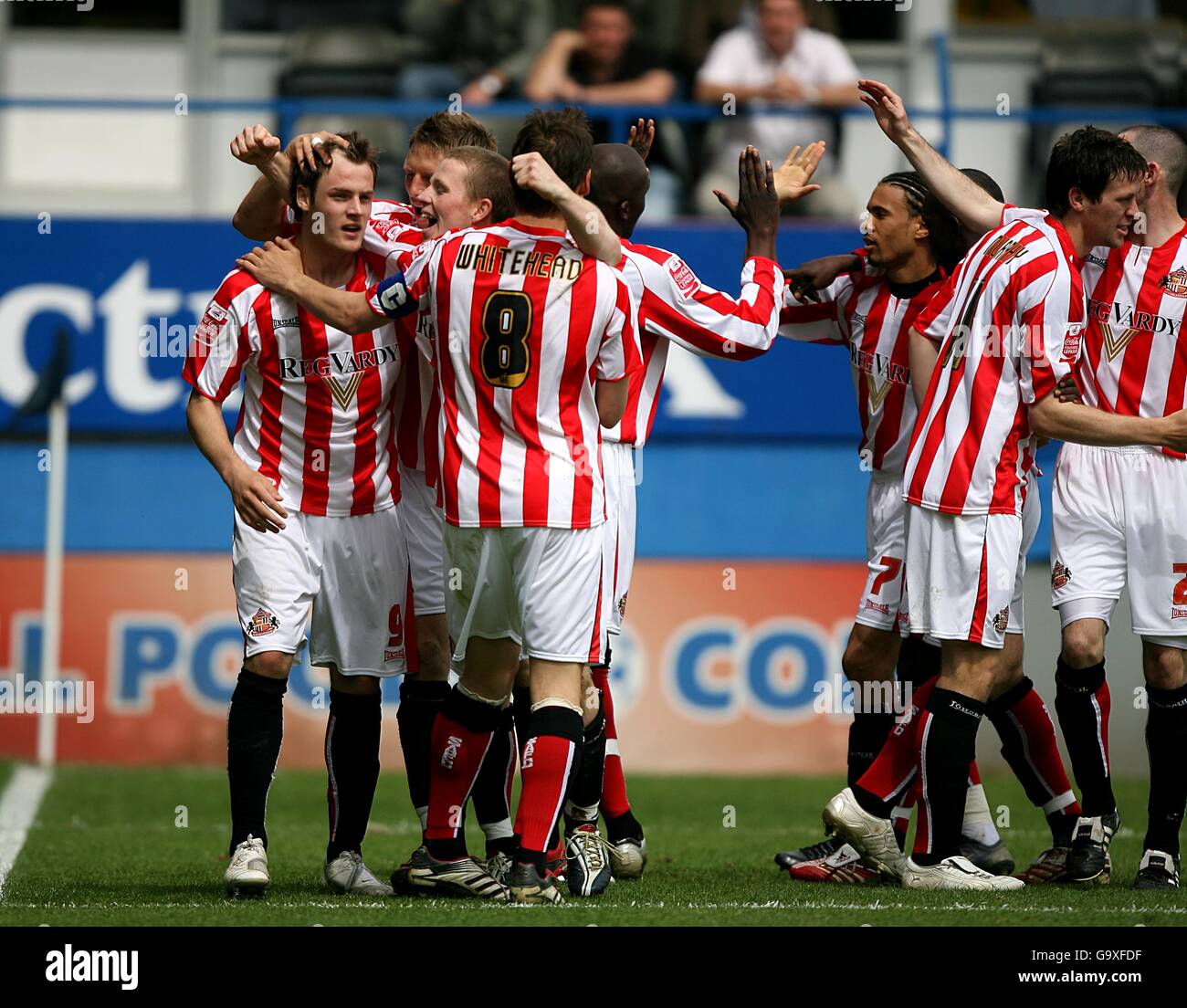 Fußball - Coca-Cola Football League Championship - Luton Town / Sunderland - Kenilworth Road. Daryl Murphy von Sunderland feiert das dritte Tor mit seinen Teamkollegen Stockfoto