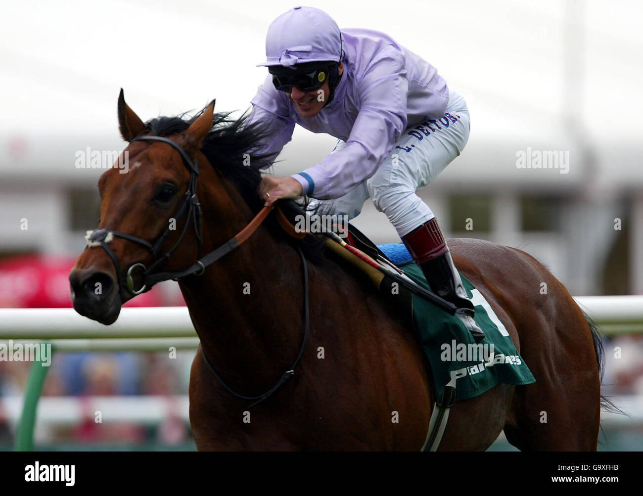 Pferderennen - Newmarket. Sixties-Ikone mit Jockey Frankie Dettori gewinnt Stan James Jockey Club Einsätze auf der Newmarket Racecourse. Stockfoto