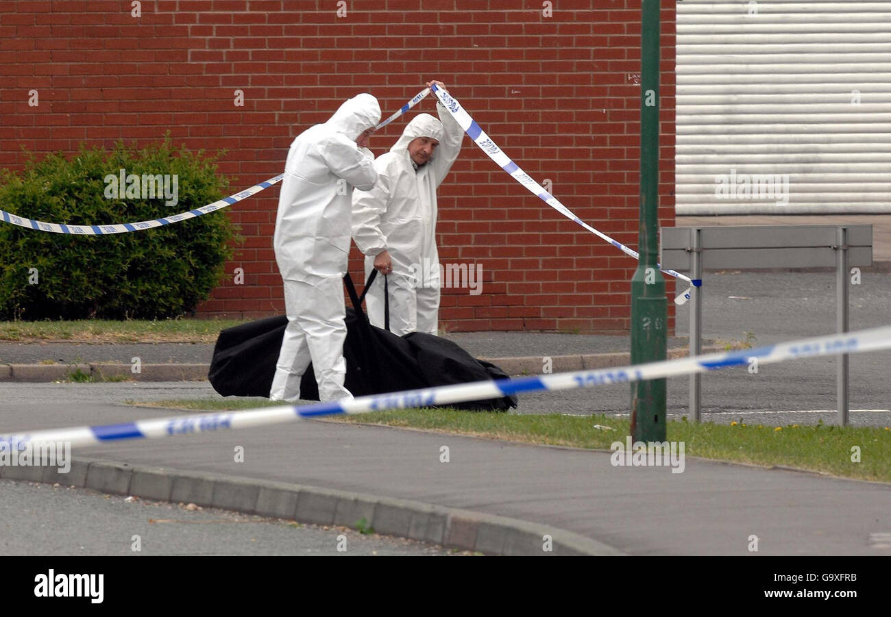 Die Polizei von West Mercia, der Tatort von Kriminalbeamten, untersucht Erschießungen an der New Park Road in der Gegend von Castlefields in Shrewsbury. Stockfoto