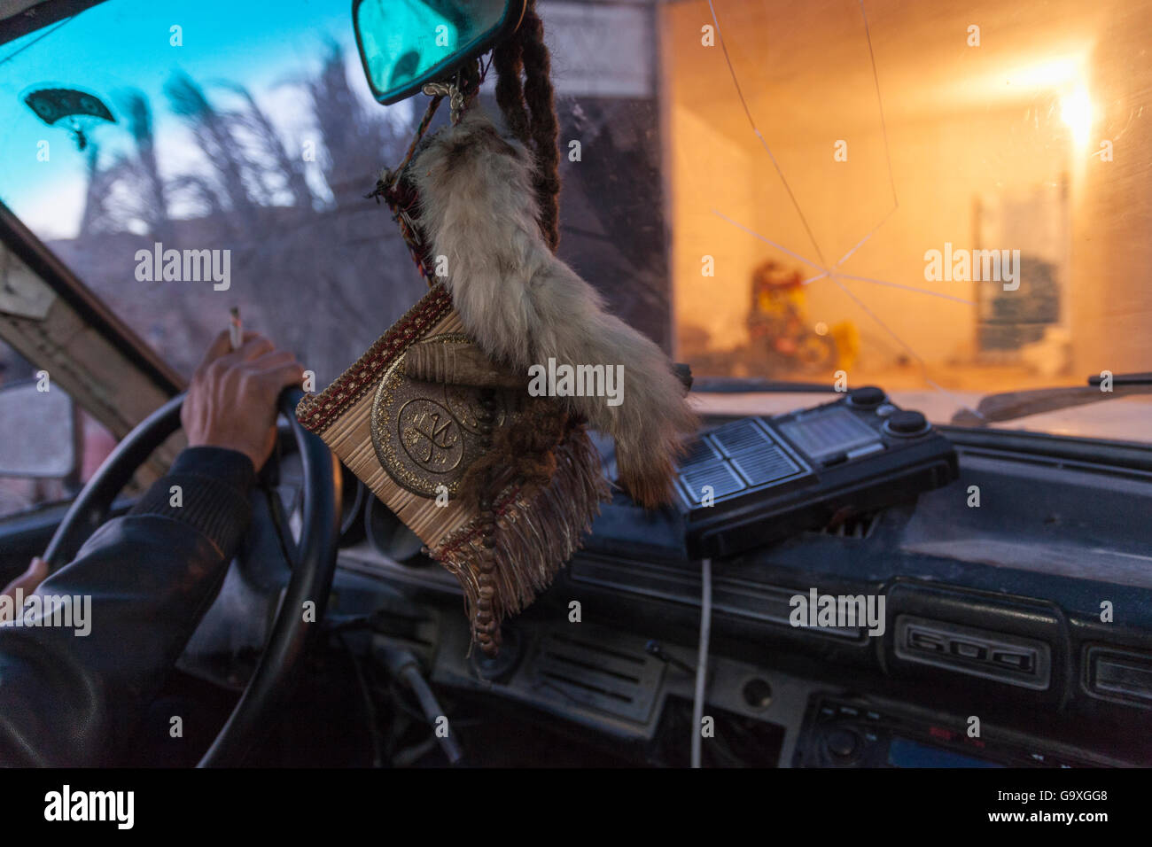 Fennec Fuchs (Vulpes zerda) Schwanz hängen von einem tunesischen Auto im Rückspiegel. Fennecs werden manchmal als Schädlinge von Wüste Nomaden berücksichtigt und gejagt. Kebili Governatorat, Tunesien. Stockfoto