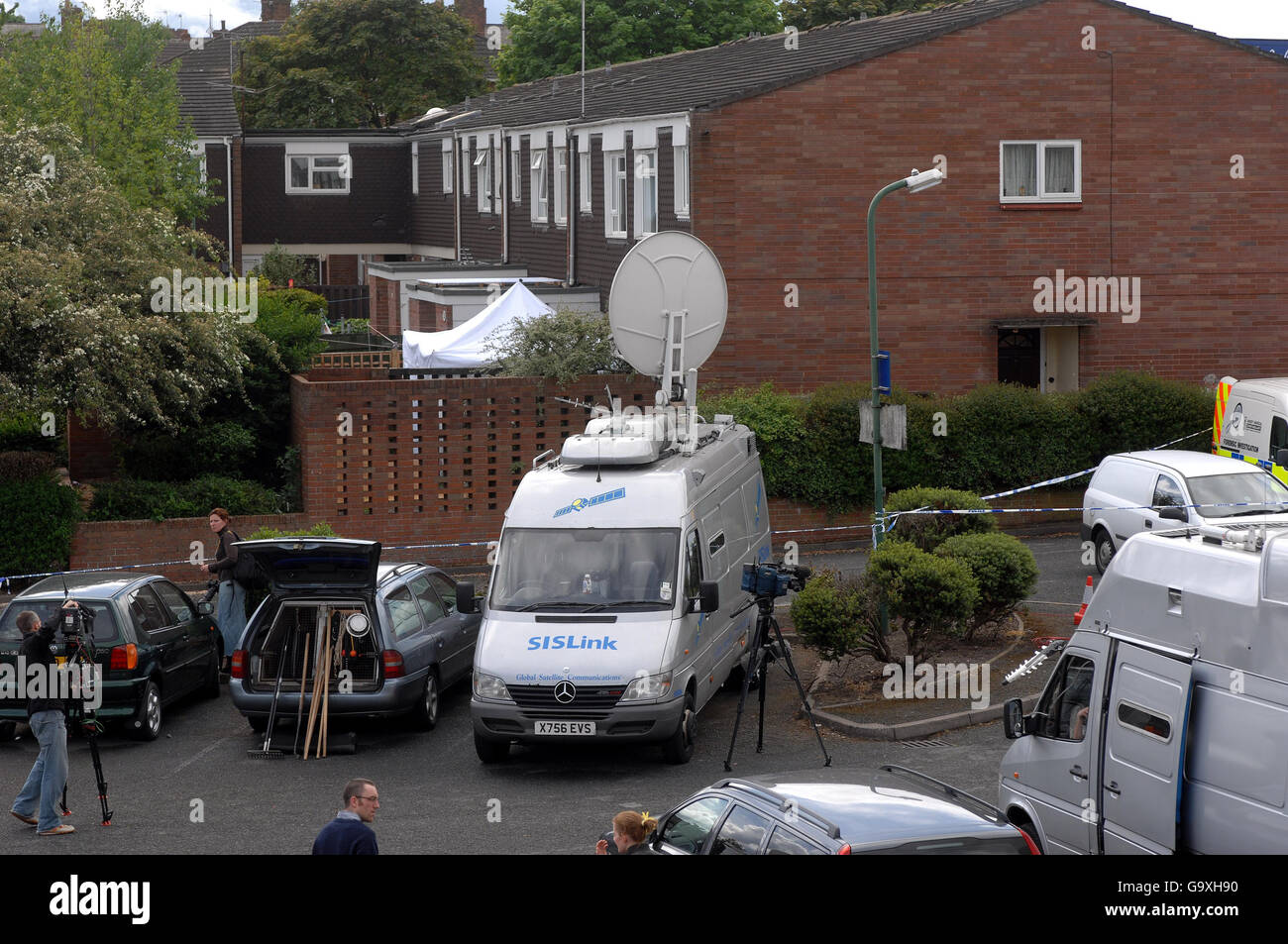 Ein SIS-Fahrzeug am Tatort der Erschießung des Polizisten PC Richard Gray auf der New Park Road in Castlefields in Shrewsbury. Stockfoto