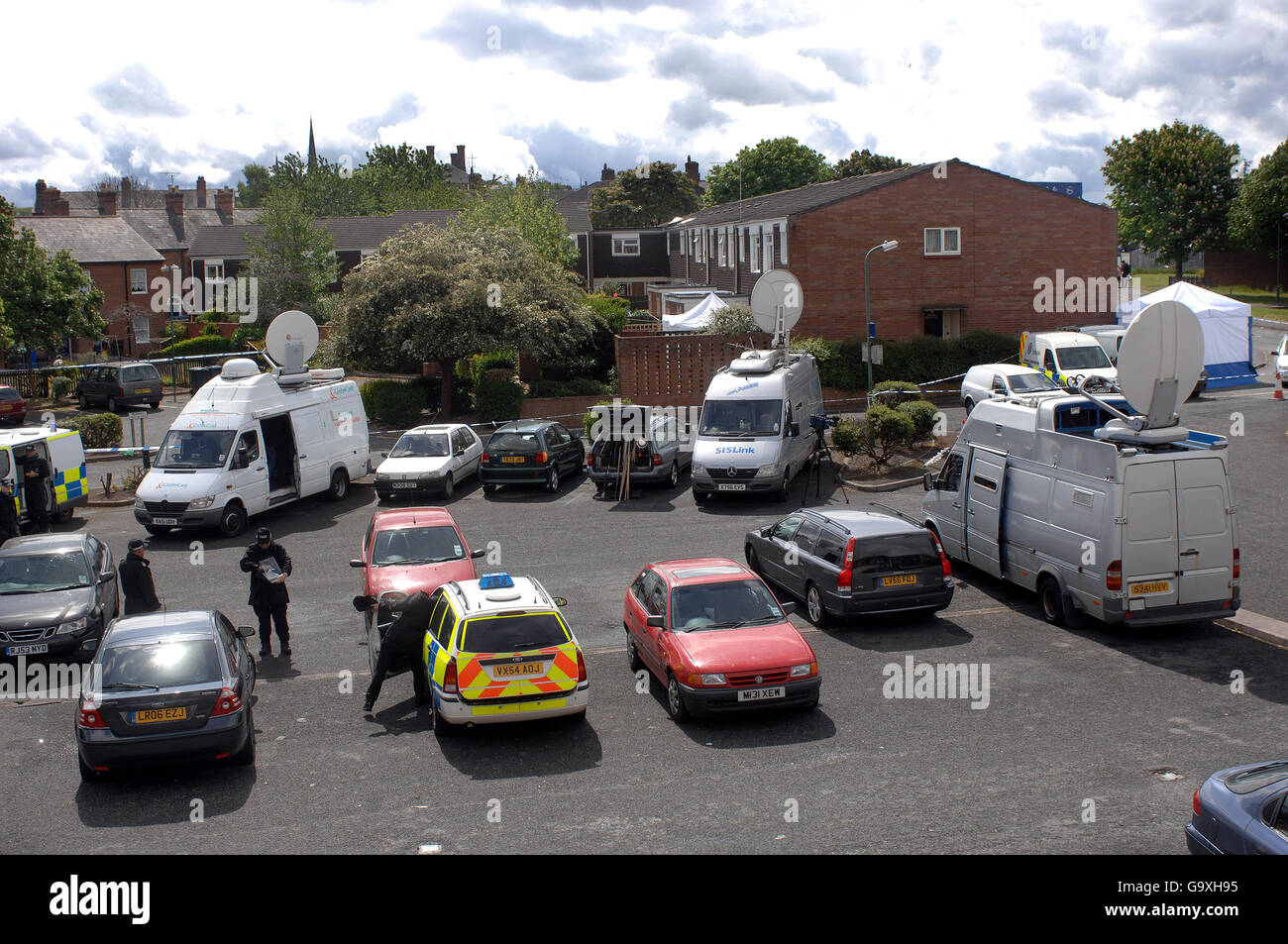 Ein SIS-Fahrzeug am Tatort der Erschießung des Polizisten PC Richard Gray auf der New Park Road in Castlefields in Shrewsbury. Stockfoto