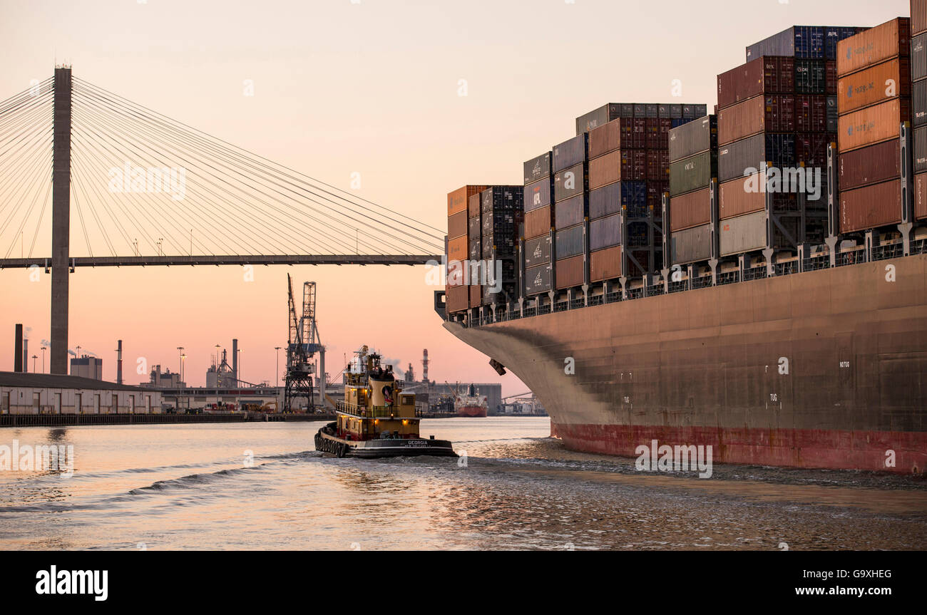 Schlepper eskortierende Tanker aus dem Hafen von Charleston, gegen die Ravenel Bridge, South Carolina, USA. Alle nicht-redaktionellen Verwendungen muss Stockfoto
