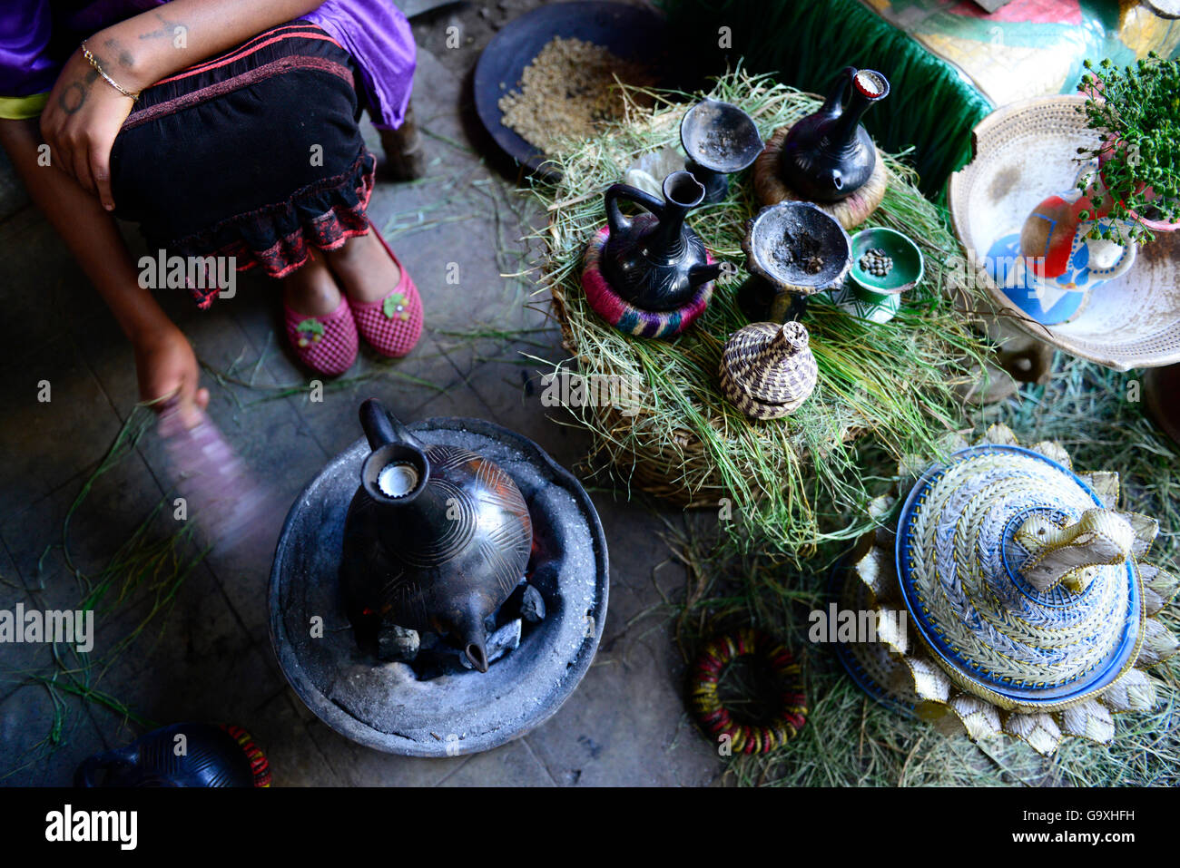 Frau, die Zubereitung von traditionellen äthiopischen Kaffee. Lalibela. Äthiopien, Dezember 2014. Stockfoto