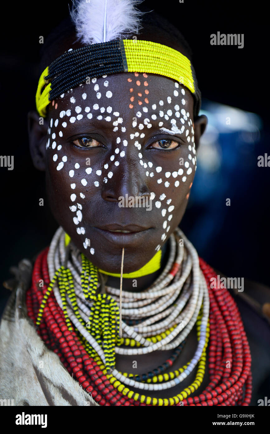 Karo-Frau mit traditioneller Kleidung und Körper malt. Gebiet des Stammes Karo. Omo-Fluss. Äthiopien, November 2014 Stockfoto
