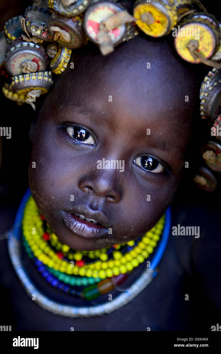 Dassanech Baby mit ihrem Kopfschmuck aus Bottlecaps, unteren Omo-Tal aus. Äthiopien, November 2014 Stockfoto