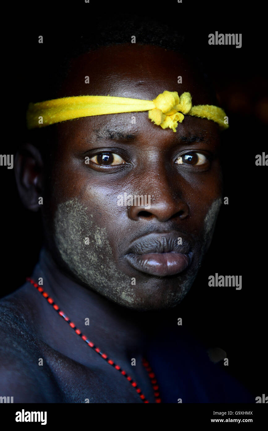 Mann mit seinem traditionellen Kopfschmuck, Mursi Stamm. Mago-Nationalpark. Äthiopien, November 2014 Stockfoto