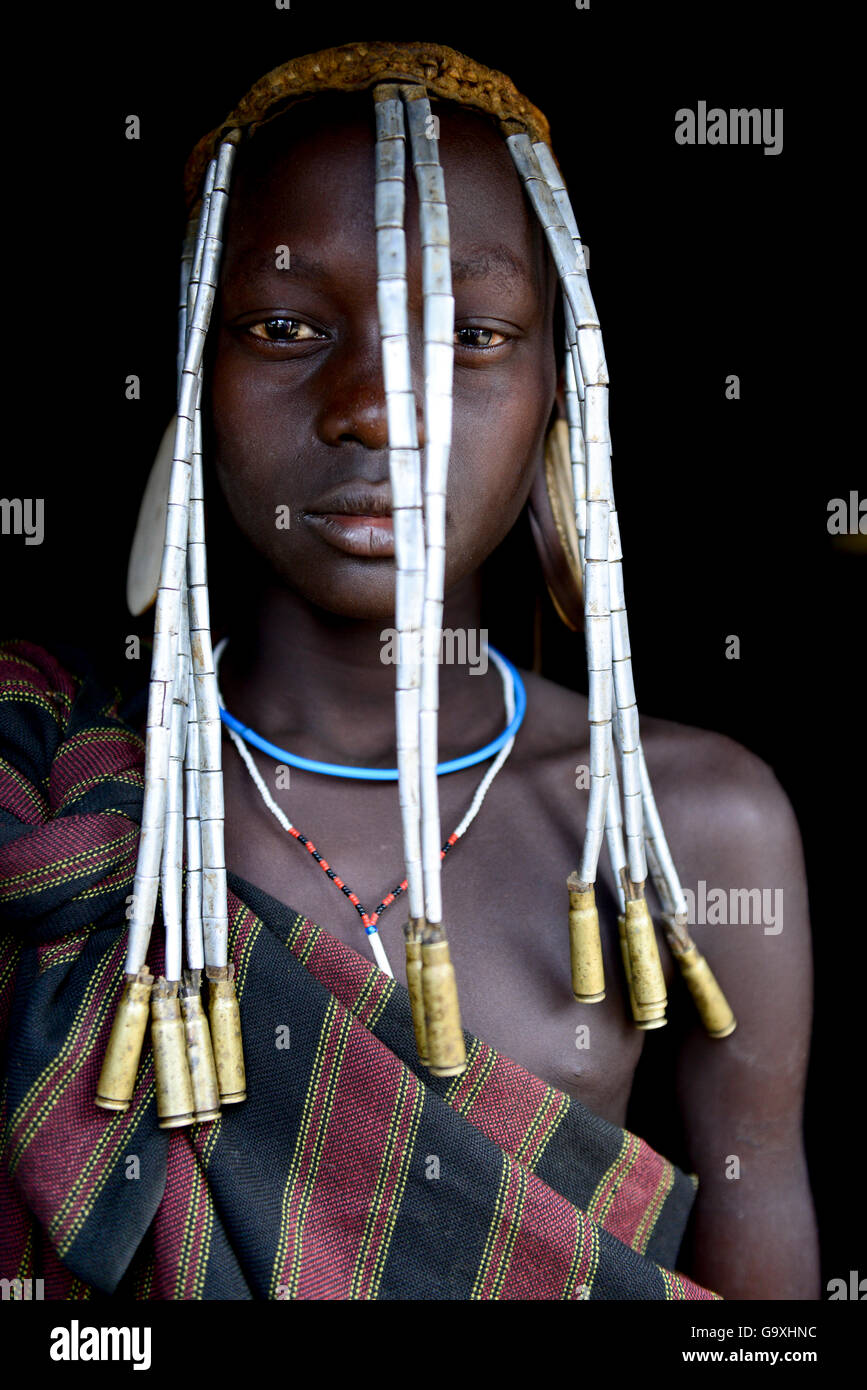 Mädchen mit ihrem traditionellen Kopfschmuck, Mursi Stamm. Mago-Nationalpark. Äthiopien, November 2014 Stockfoto