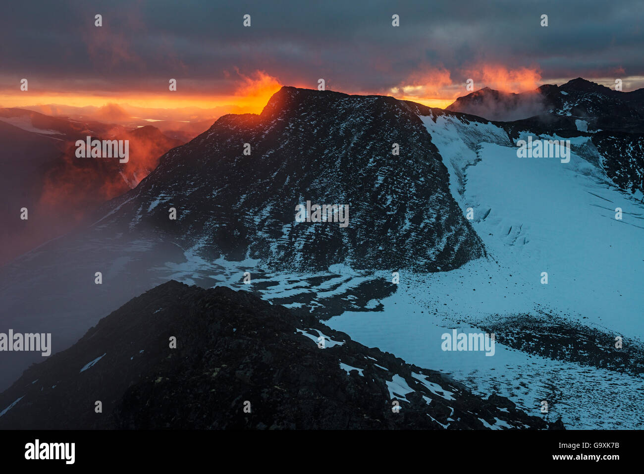 Die Vuojnesjieg? a (Vuoinesjekna) Gletscher bei Sonnenuntergang, und Mount Spijkka (Spika) bei Sonnenuntergang. Sarek Nationalpark, Welterbe Laponia, Schwedisch Lappland, Schweden. August 2014. Stockfoto