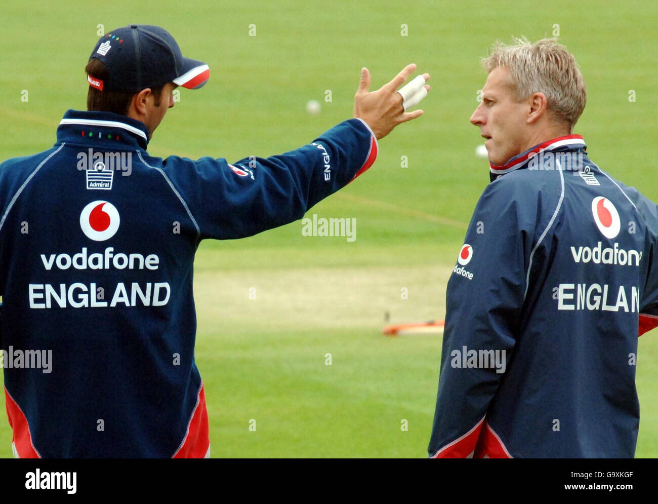 England Trainer Peter Moores (rechts) spricht mit Kapitän Michael Vaughan während einer Trainingseinheit auf Lord's Cricket Ground, St. John's Wood, London. Stockfoto