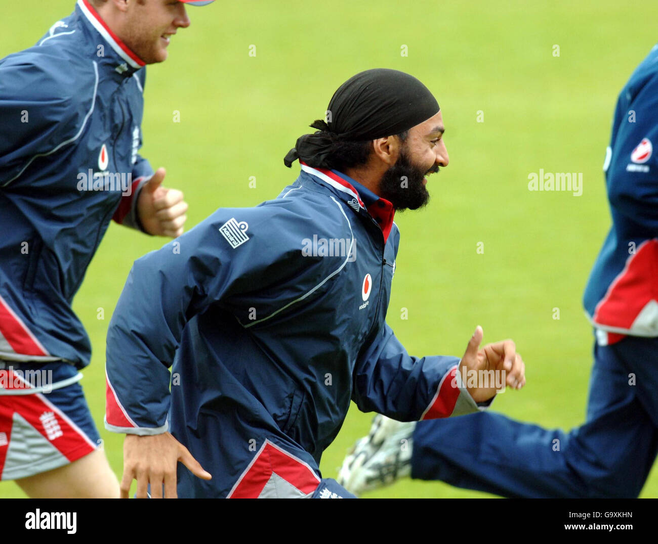 Der englische Monty Panesar joggt mit Teamkollegen während einer Trainingseinheit auf dem Lord's Cricket Ground, St. John's Wood, London. Stockfoto