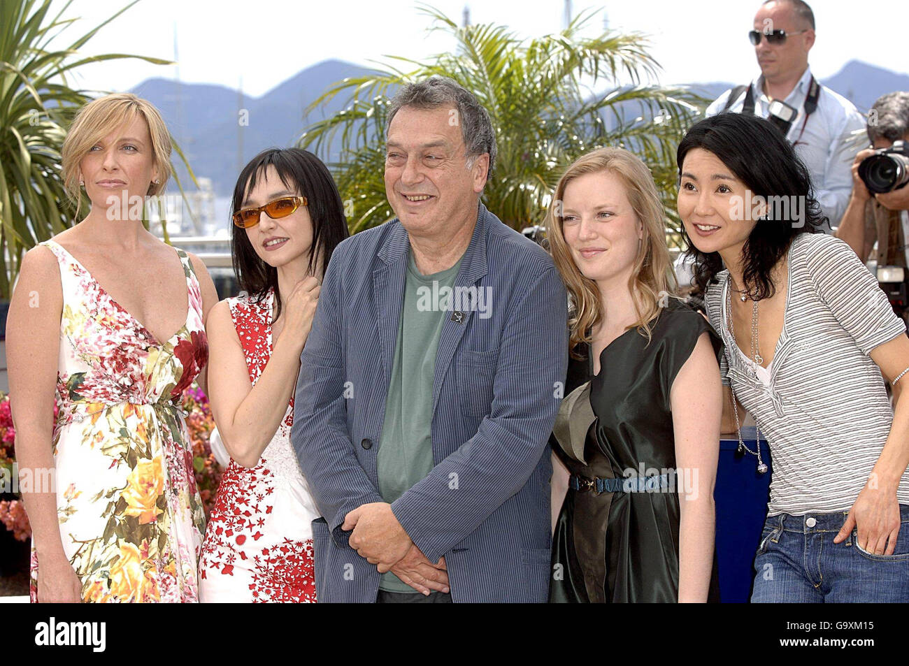 AP OUT: Jurypräsident Stephen Frears und die Jurymitglieder Toni Collette (links), Maria de Medeiros (links), Maggie Cheung (rechts) und Sarah Polley (rechts) posieren für Fotografen beim Palais Du Festival am ersten Tag der 60. Cannes Filmfestspiele in Cannes, Frankreich. Stockfoto
