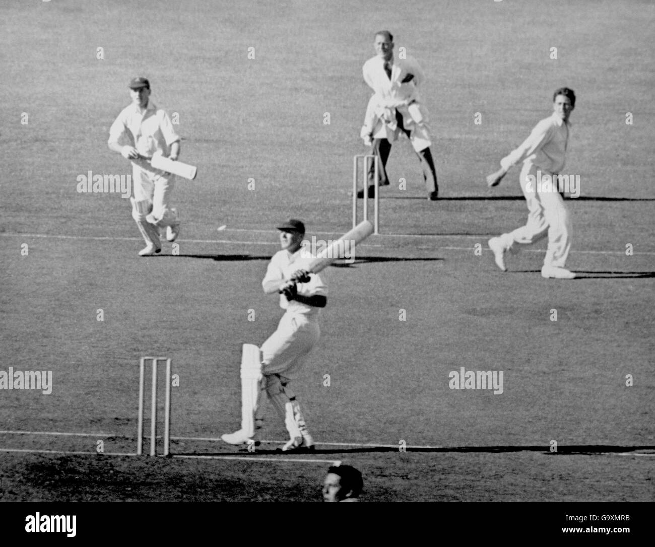 Cricket - South Aftrica - Western Province / MCC. Tony Pithe (WP) zieht einen Ball von Peter Loader (MCC) bis zum Sqaure-Bein Stockfoto