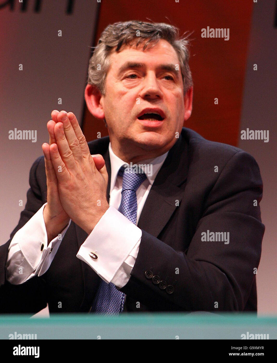 Bundeskanzler Gordon Brown bei einer Fragestunde mit Oona King im C.I.S Building in Manchester. Stockfoto
