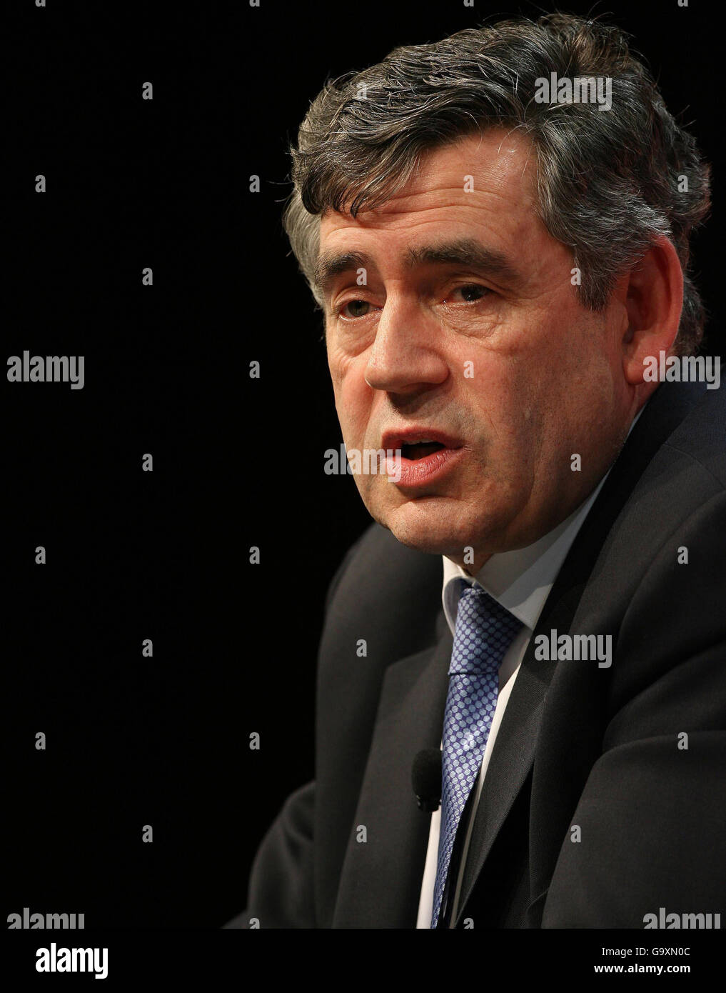 Bundeskanzler Gordon Brown bei einer Fragestunde mit Oona King im C.I.S Building in Manchester. Stockfoto