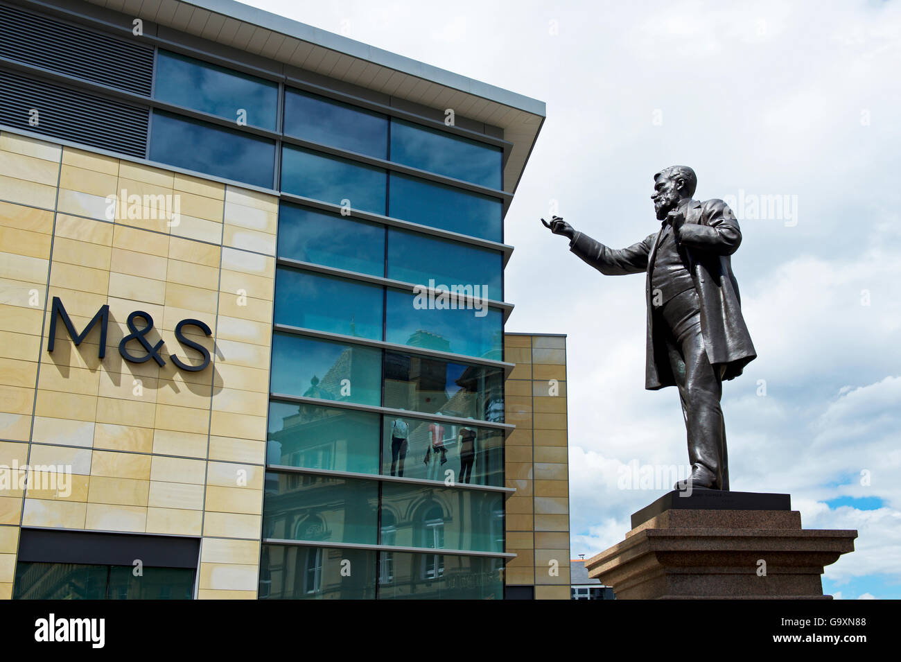 Statue von W E Forster neben Marks & Spencer speichern im Broadway Shopping Centre, Bradford, West Yorkshire, England UK Stockfoto