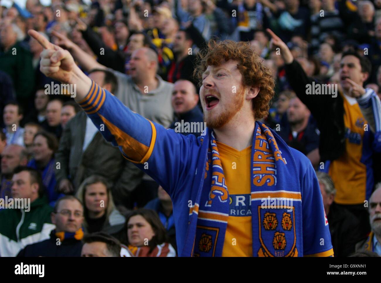 Fußball - Coca-Cola Football League Two - Play Off Semi Final - Second Leg - Milton Keynes Dons gegen Shrewsbury Town - The Nation. Shrewsbury Town Fan Stockfoto