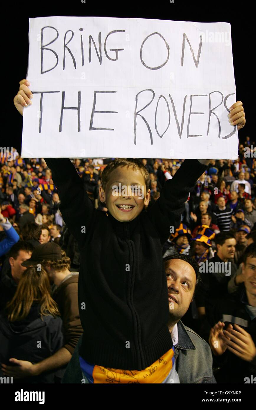 Fußball - Coca-Cola Football League Two - Play Off Semi Final - Second Leg - Milton Keynes Dons gegen Shrewsbury Town - The Nation. Shrewsbury Town-Fan feiert Sieg Stockfoto