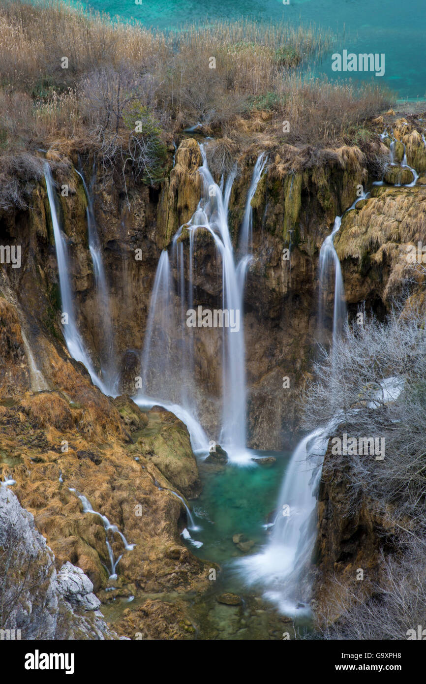 Wasserfälle zwischen Bergseen, Nationalpark Plitvicer Seen, Kroatien. Januar 2015. Stockfoto