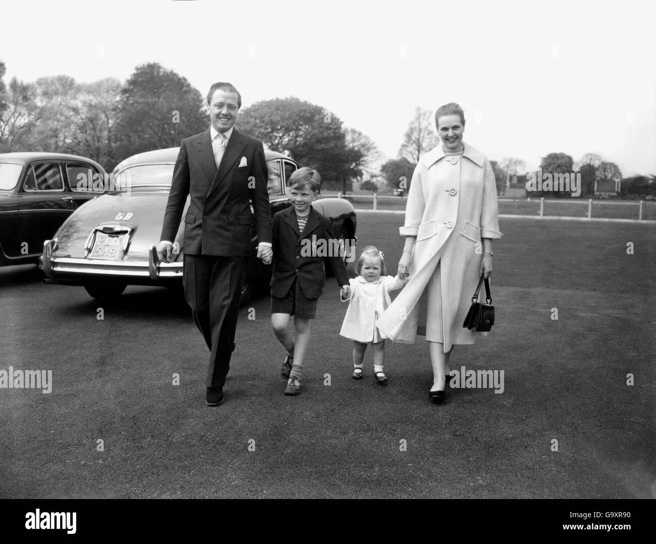 Filmstar Sheila SIM ist nach ihrer Appendizitis-Operation aus dem Krankenhaus und ist nun wieder mit ihrer Familie vereint. Ihr Mann Richard Attenborough und ihre Kinder Michael und Jane waren dort, um sie zu treffen, als sie ging. 21/4/1957 Stockfoto