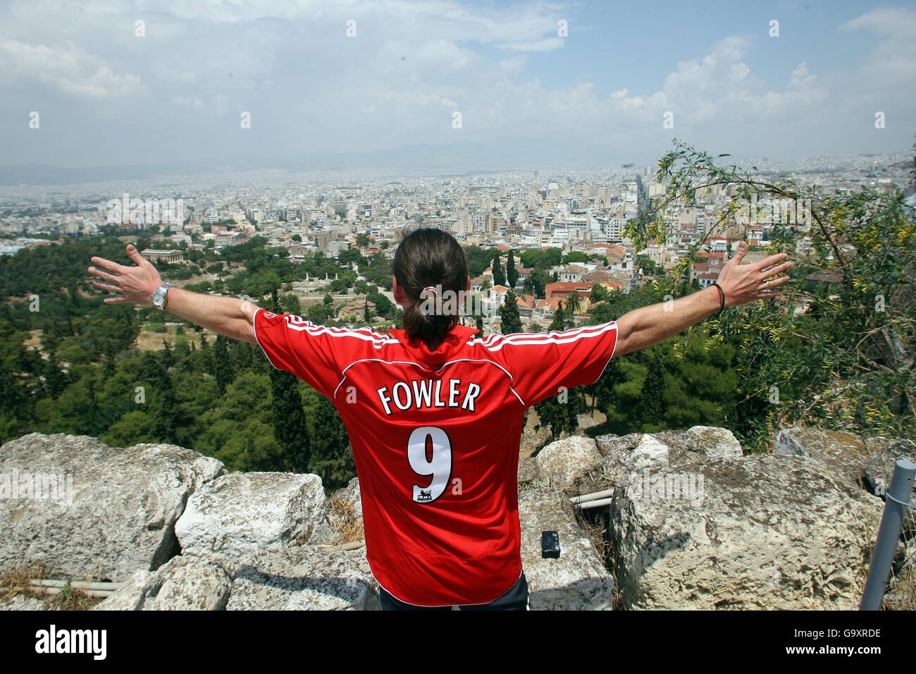 Ein Liverpool-Fan genießt Athen und die Akropolis vor dem UEFA Champions League Finale gegen AC Mailand morgen. Stockfoto