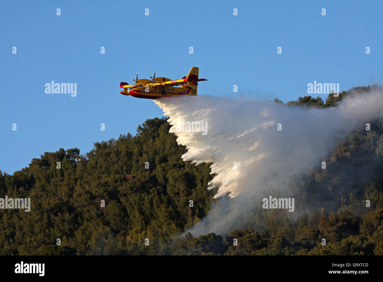 Feuerwehr Flugzeug Wasser vom Mittelmeer gesammelt Wald Feuer zu löschen, Var, Provence, Frankreich, April 2008. Stockfoto