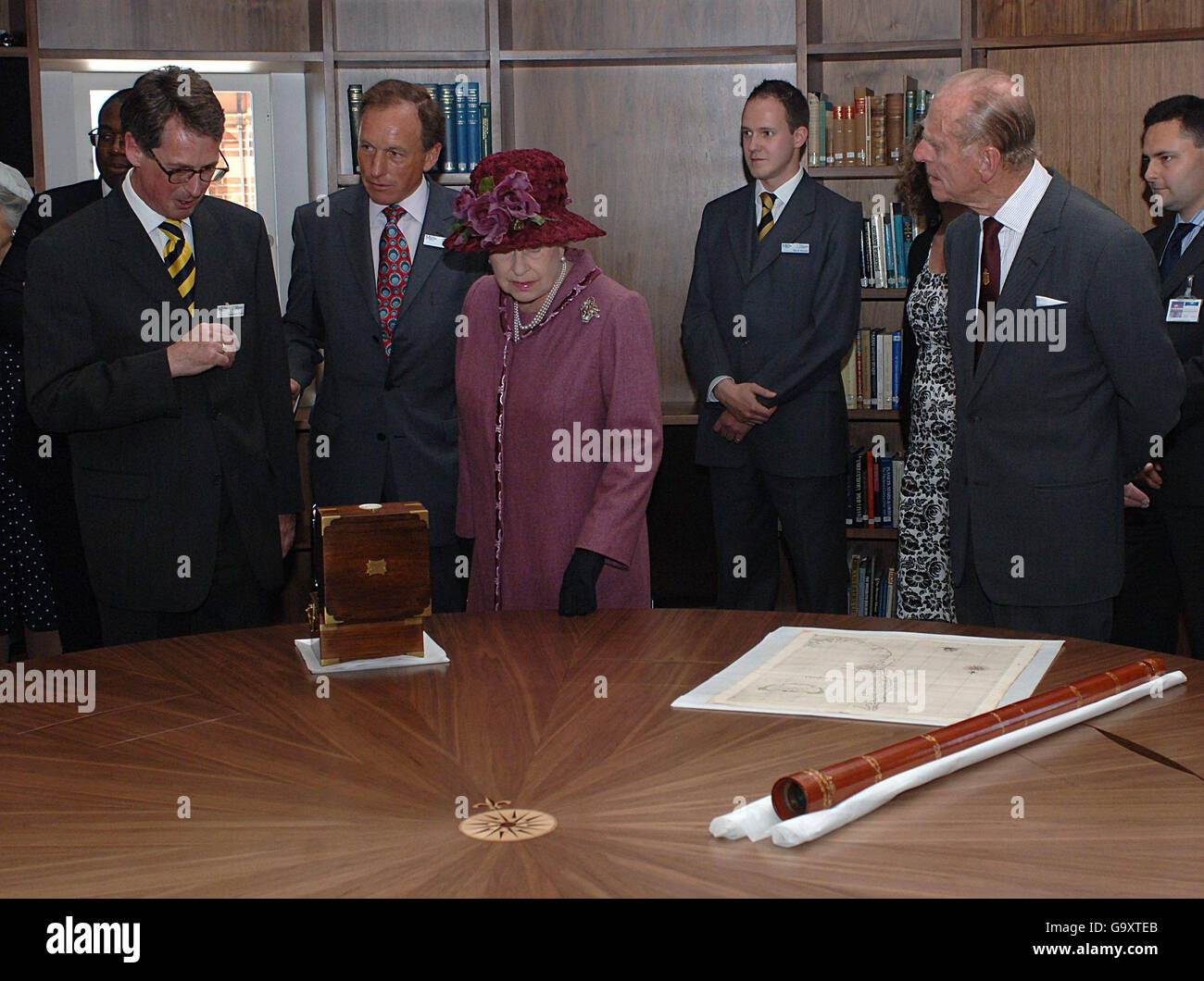 Die Königin, begleitet vom Herzog von Edinburgh, eröffnet das neue Planetarium und Bildungszentrum im Royal Observatory National Maritime Museum, Greenwich. Stockfoto