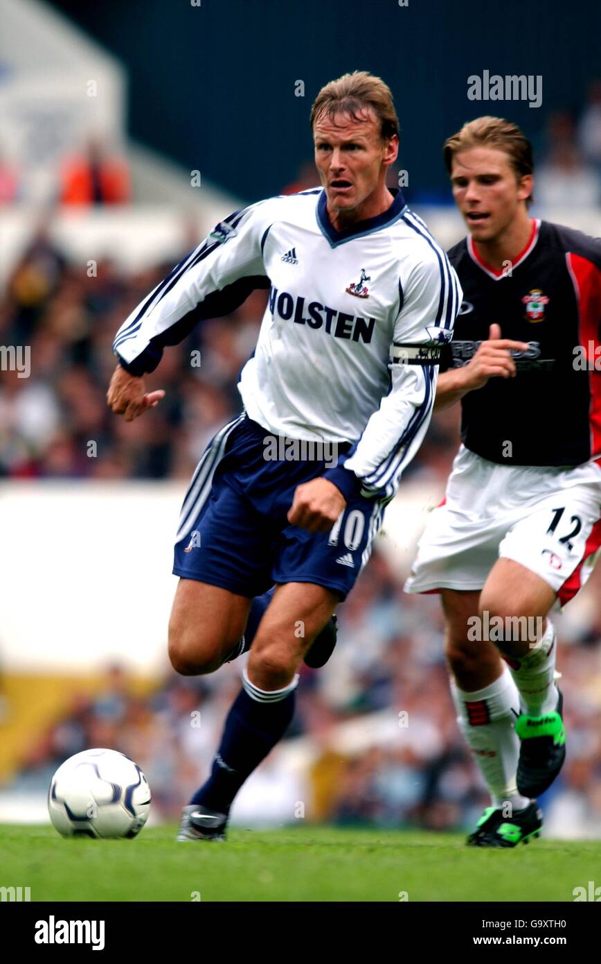 Fußball - FA Barclaycard Premiership - Tottenham Hotspur gegen Southampton. l-r; Tottenham Hotspur's Teddy Sheringham kommt von Southampton's anders Svensson weg Stockfoto