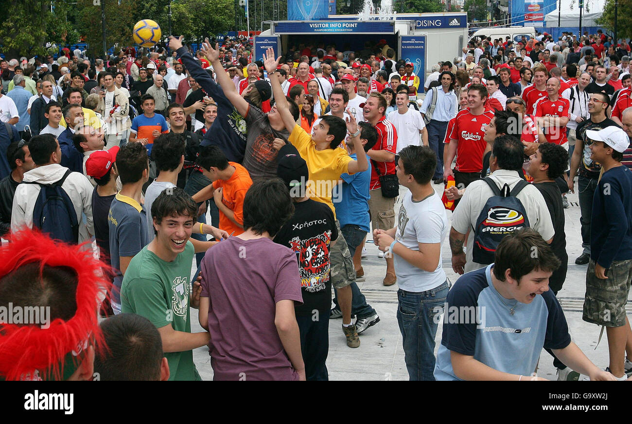 Fans des Liverpool Football Club genießen die Atmosphäre in Athen vor dem Champions-League-Finale. Stockfoto