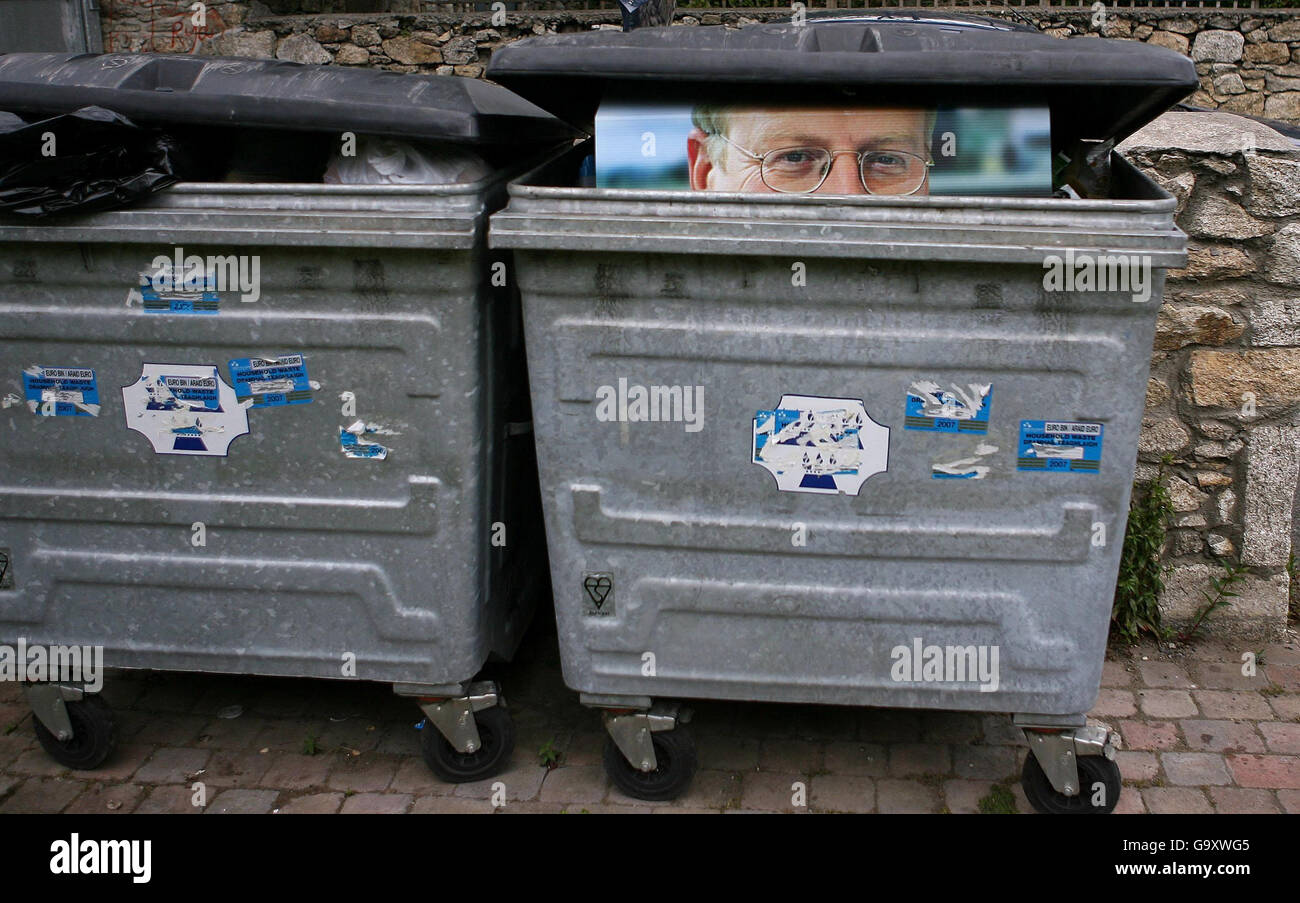 Ein ausrangetes Wahlplakat des Progressive Democratic Leader Michael McDowell, das in seinem Wahlkreis im Südosten von Dublin abgebildet ist. Stockfoto