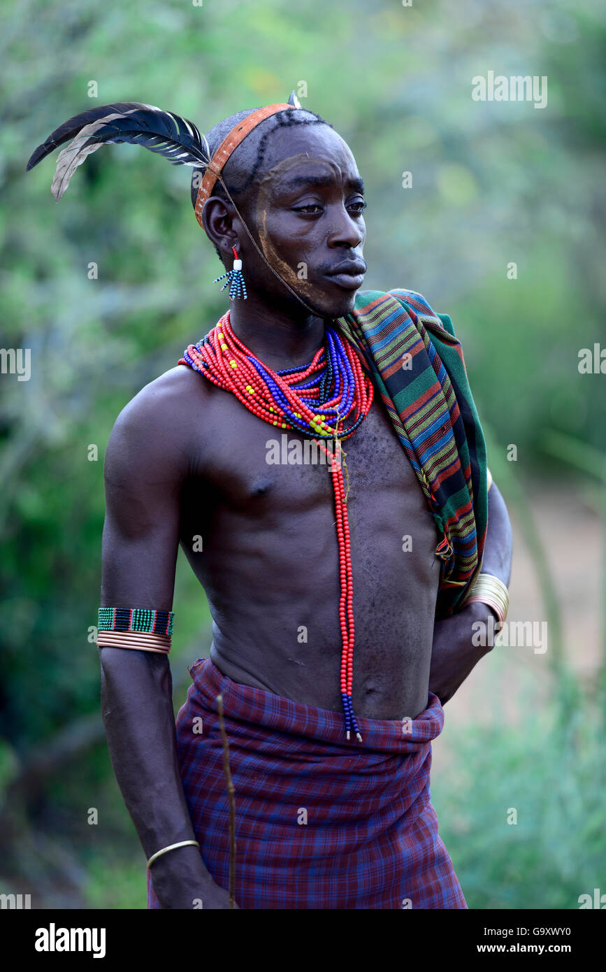 Mann an der Sprung der Bullen Hamer Zeremonie. Diese Zeremonie ist eine Hamer ein Durchgang in die Männlichkeit für Hamer Jungen. Äthiopien, November 2014 Stockfoto