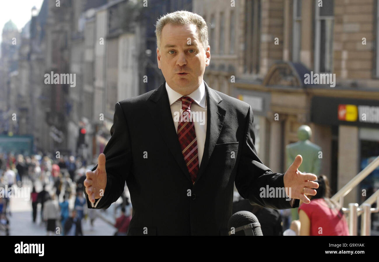First Minister Jack McConnell gibt eine Erklärung vor der Royal Concert Hall in der Buchanan Street in Glasgow ab. Stockfoto