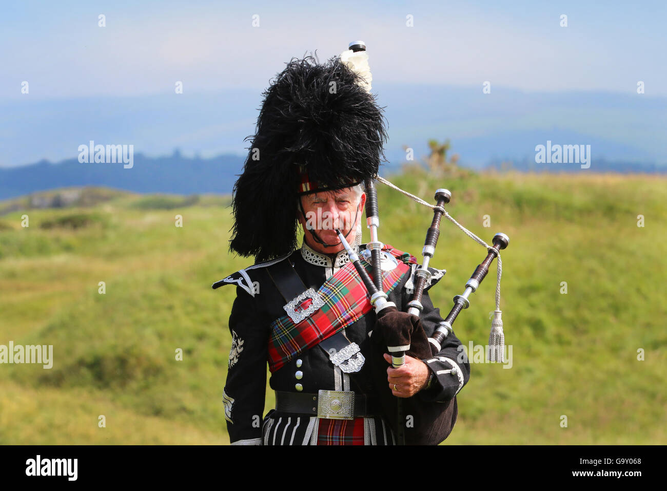 Schottische Piper in allen militärischen Highland dress mit Dudelsack, Ayrshire, Schottland, UK Stockfoto
