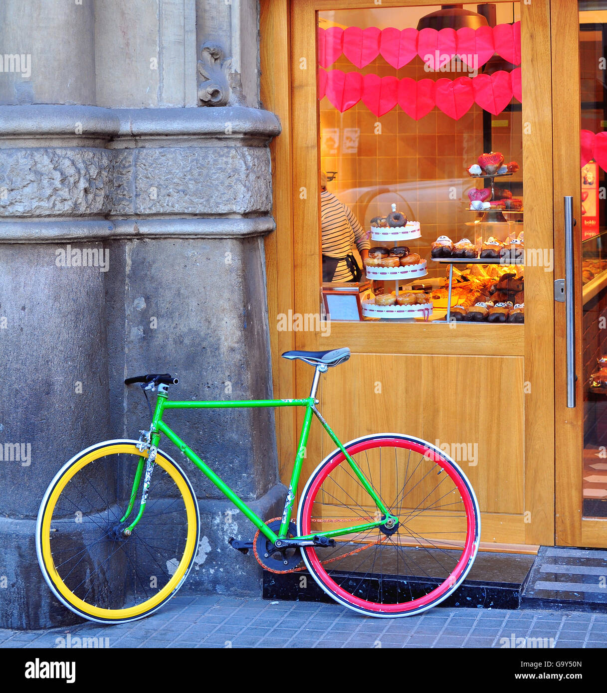 Bunte Fahrrad in der Bäckerei auf der Straße Stockfoto