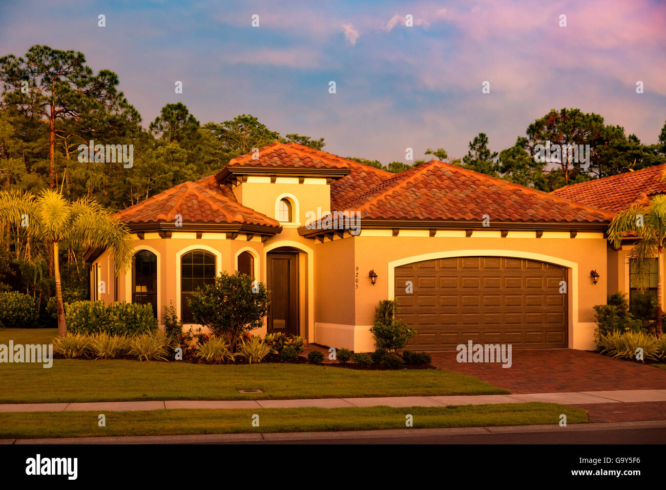 Festlegen von Sonnenlicht auf eine typische Southwest Florida Haus, Bonita Springs, Florida, USA Stockfoto