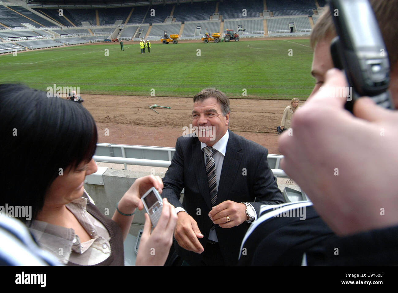 Fußball - Newcastle Pressekonferenz - St James' Park. Der neue Manager von Newcastle United, Sam Allardyce, trifft sich nach einer Pressekonferenz im St. James' Park, Newcastle, mit Fans. Stockfoto