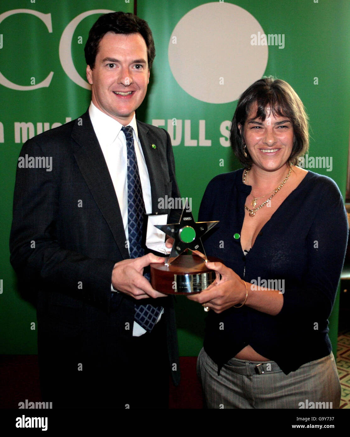 Schattenkanzler George Osborne überreicht Tracey Emin einen NSPCC-Preis. Der Künstler gehörte zu einer Vielzahl von anderen Prominenten aufgenommen in der Kinderhilfswerk Hall of Fame in einer Zeremonie im House of Commons, in Anerkennung ihrer Arbeit gegen die Grausamkeit von Kindern. Stockfoto