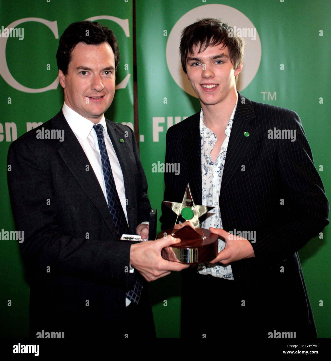 Schattenkanzler George Osborne überreicht Nick Hoult einen NSPCC-Preis. Der Schauspieler gehörte zu einer Reihe von Prominenten, die in die Hall of Fame der Kinderhilfe in einer Zeremonie im Unterhaus aufgenommen wurden, in Anerkennung ihrer Arbeit gegen die Grausamkeit von Kindern. Stockfoto