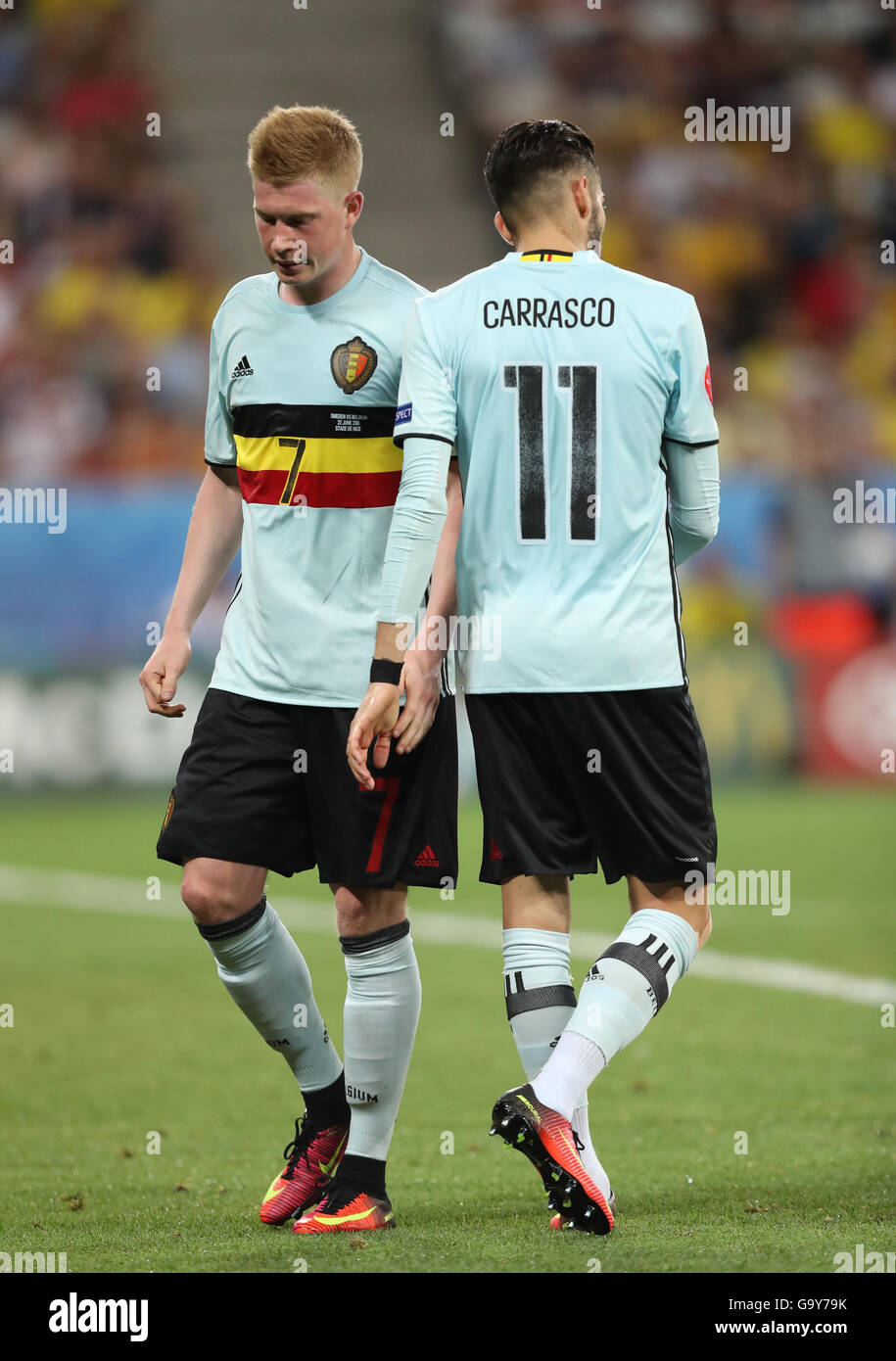 Kevin De Bruyne (L) und Yannick Carrasco Belgiens während der UEFA EURO 2016 Spiel gegen Schweden Stockfoto