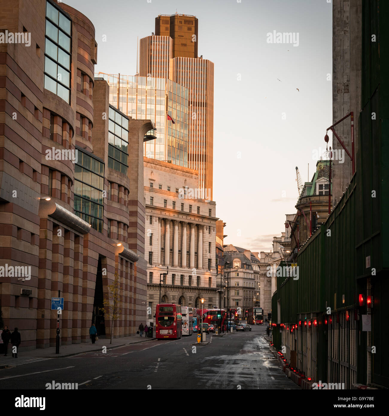 Rote Busse ins Zentrum von London. Stockfoto