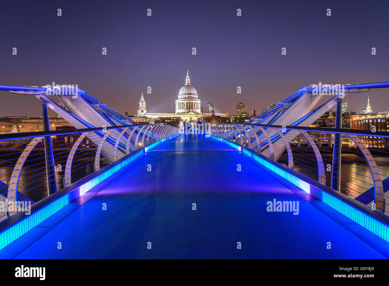 Die Millennium Bridge, offiziell bekannt als die Londoner Millennium Fußgängerbrücke ist eine Stahl-Hängebrücke für Fußgänger. Stockfoto