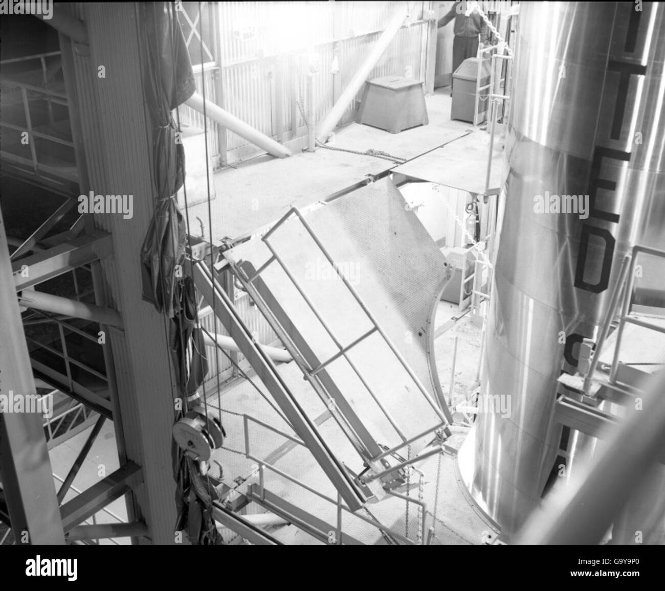 Dieses Bild aus der Atlas negative Collection erfasst eine Atlas-Rakete als Vorbereitung für einen wichtigen Test. Sie stellt einen Schlüsselpunkt in der Entwicklung der Raketentechnologie und der IKBM-Systeme Mitte des 20. Jahrhunderts dar. Stockfoto