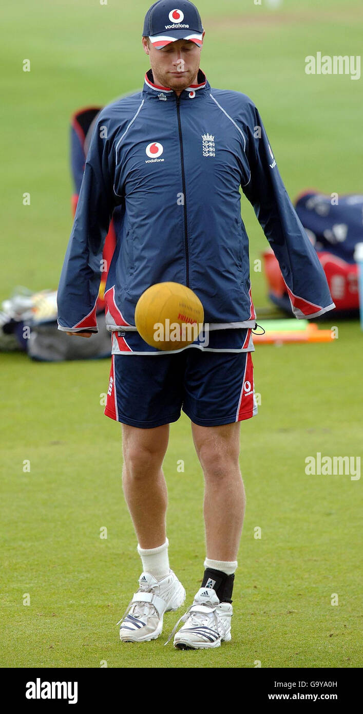 Andrew Flintoff aus England spielt während einer Trainingseinheit auf dem Lord's Cricket Ground, St. John's Wood, London, einen Ball. Stockfoto