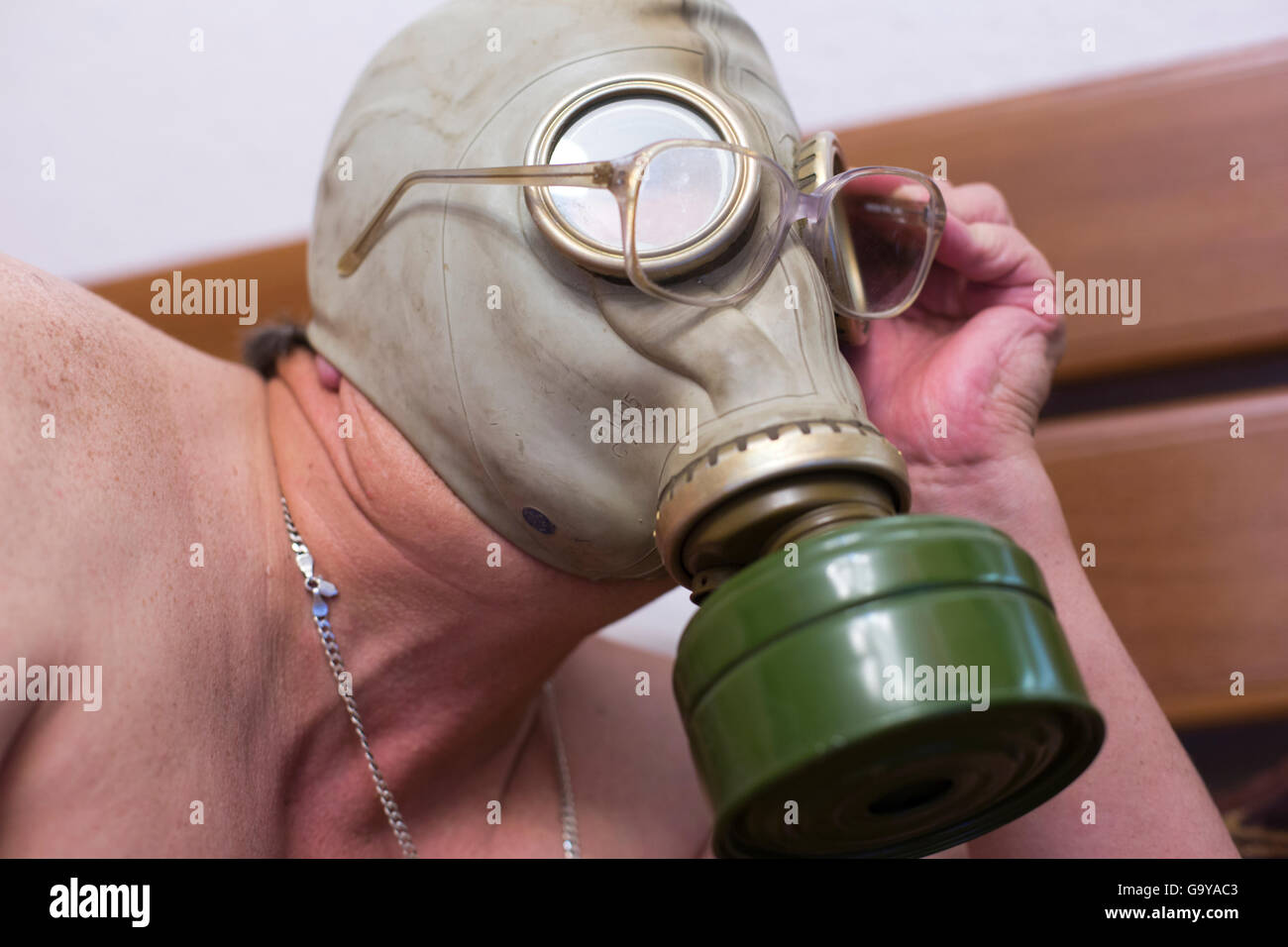 Mann in einer Gasmaske Stockfoto